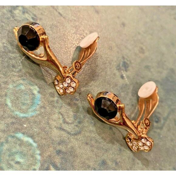 Vintage inspired clip on earrings gold tone hand holding black faceted stone gem - Picture 2 of 4